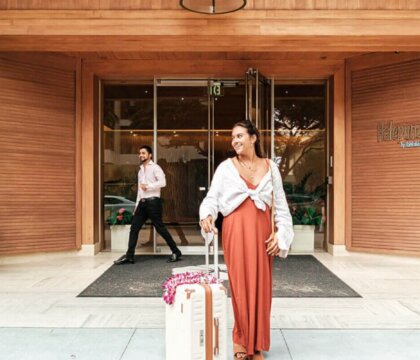 Halepuna Entryway with a traveler