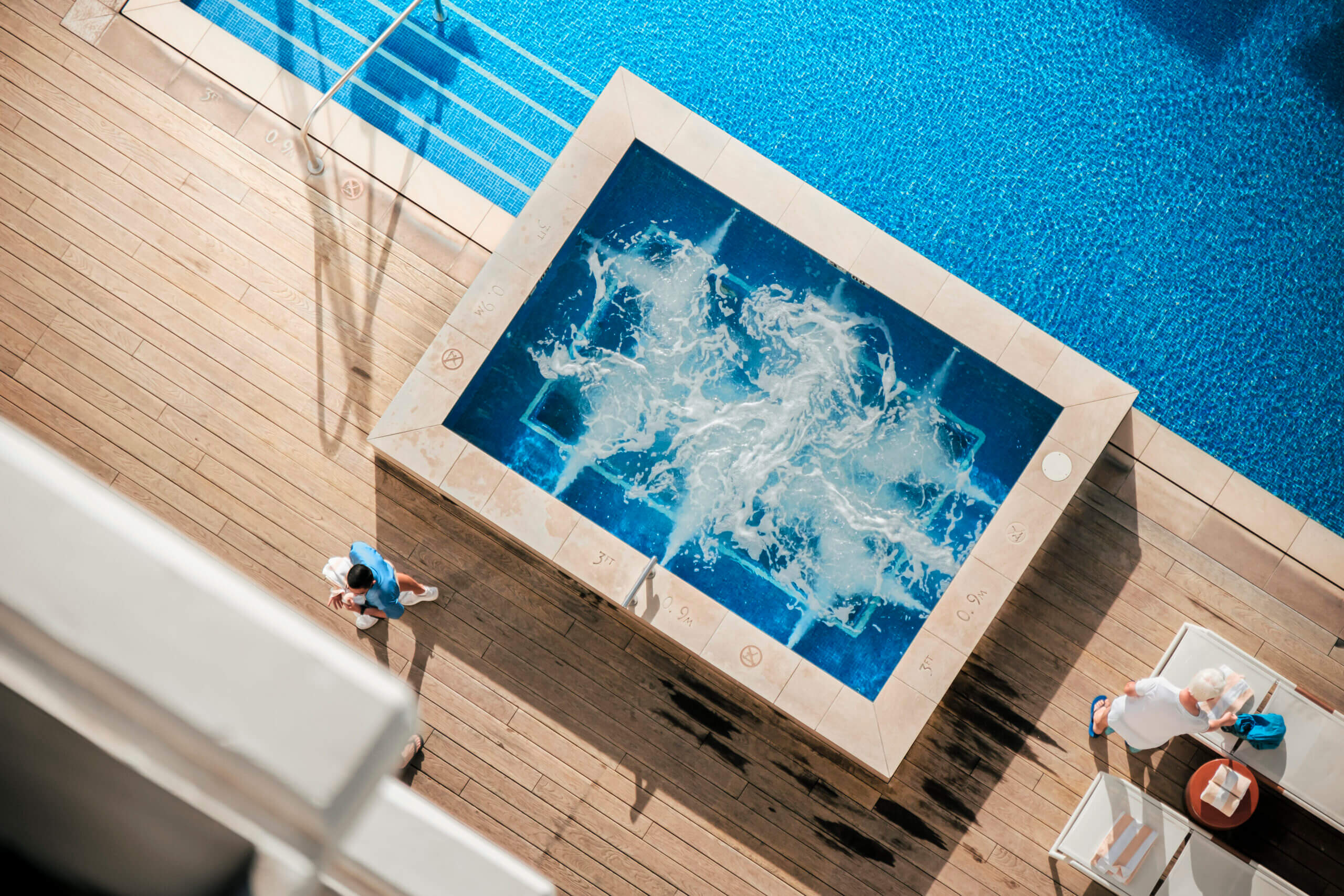Overhead view of the pool and jacuzzi at Halepuna